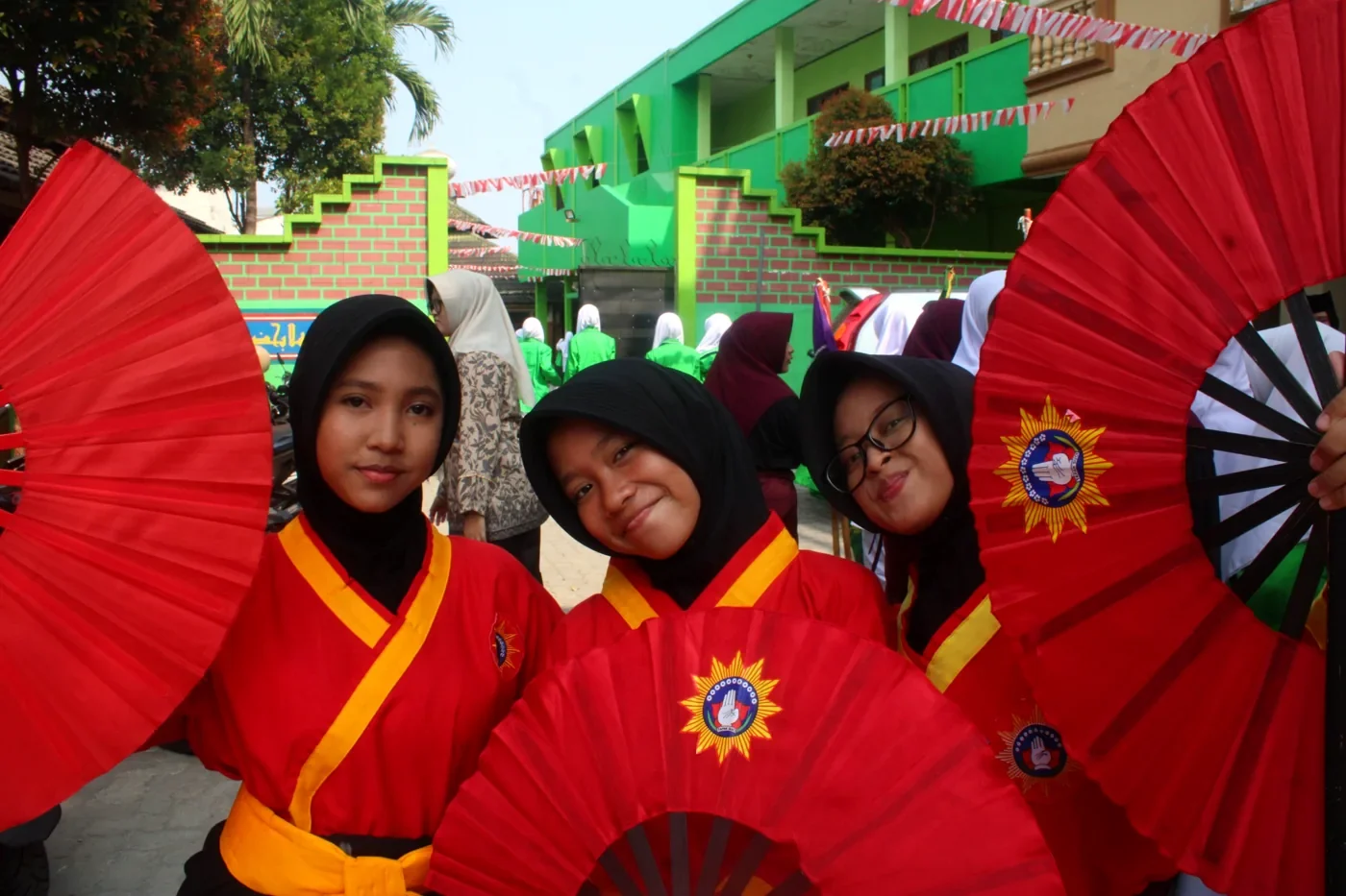 Santriwati Tapak Suci Putri dengan kipas merah Pondok Pesantren Attahiyyah