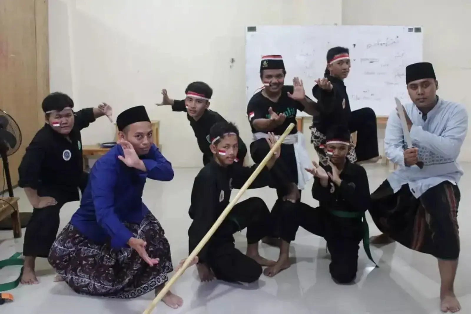 Santri Attahiyyah berlatih pencak silat Pagar Nusa